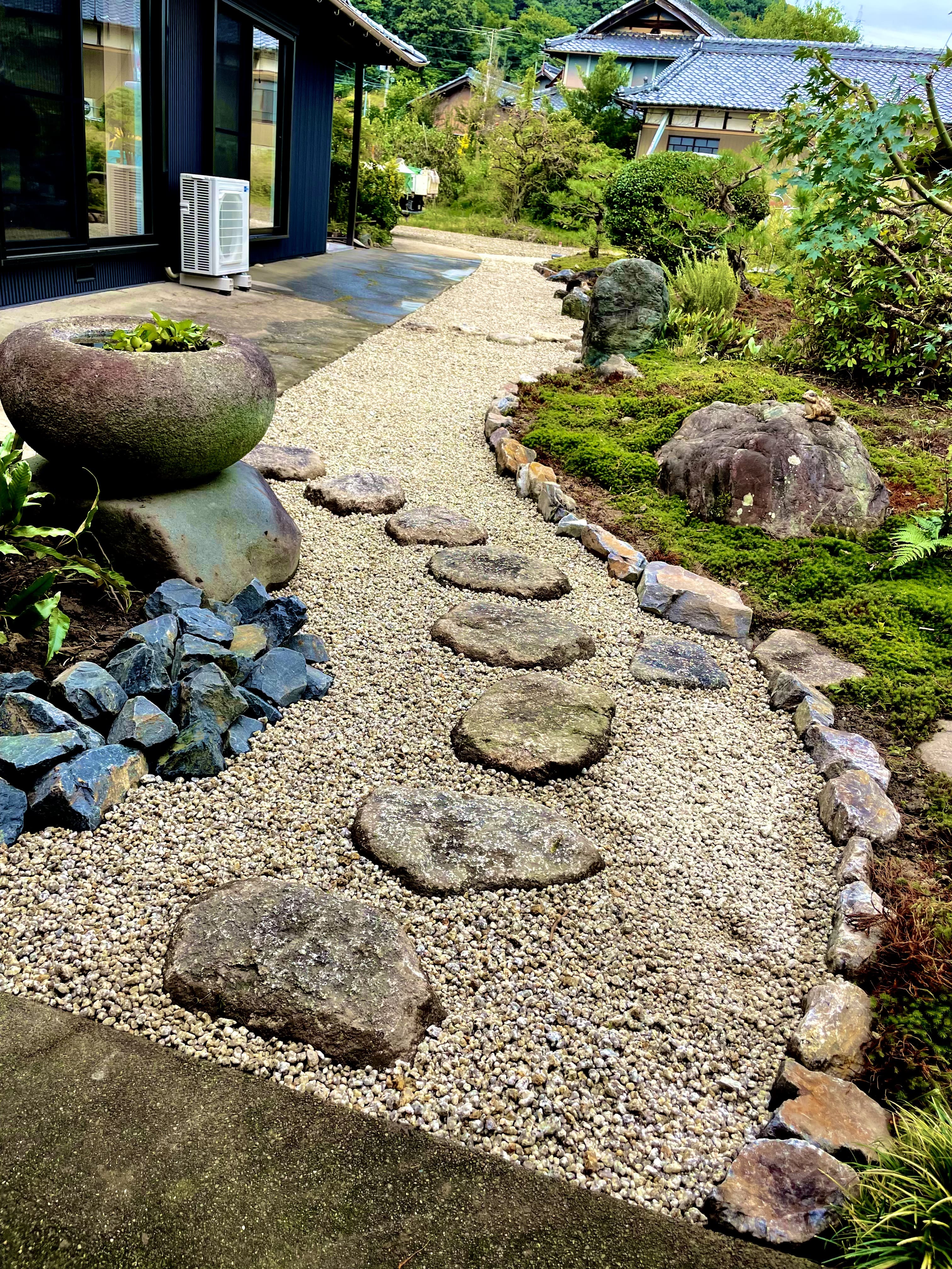 2023-05/仕切りボーダー石の幡豆石は名古屋城の石垣にも使われた石です。 ギャラリー写真
